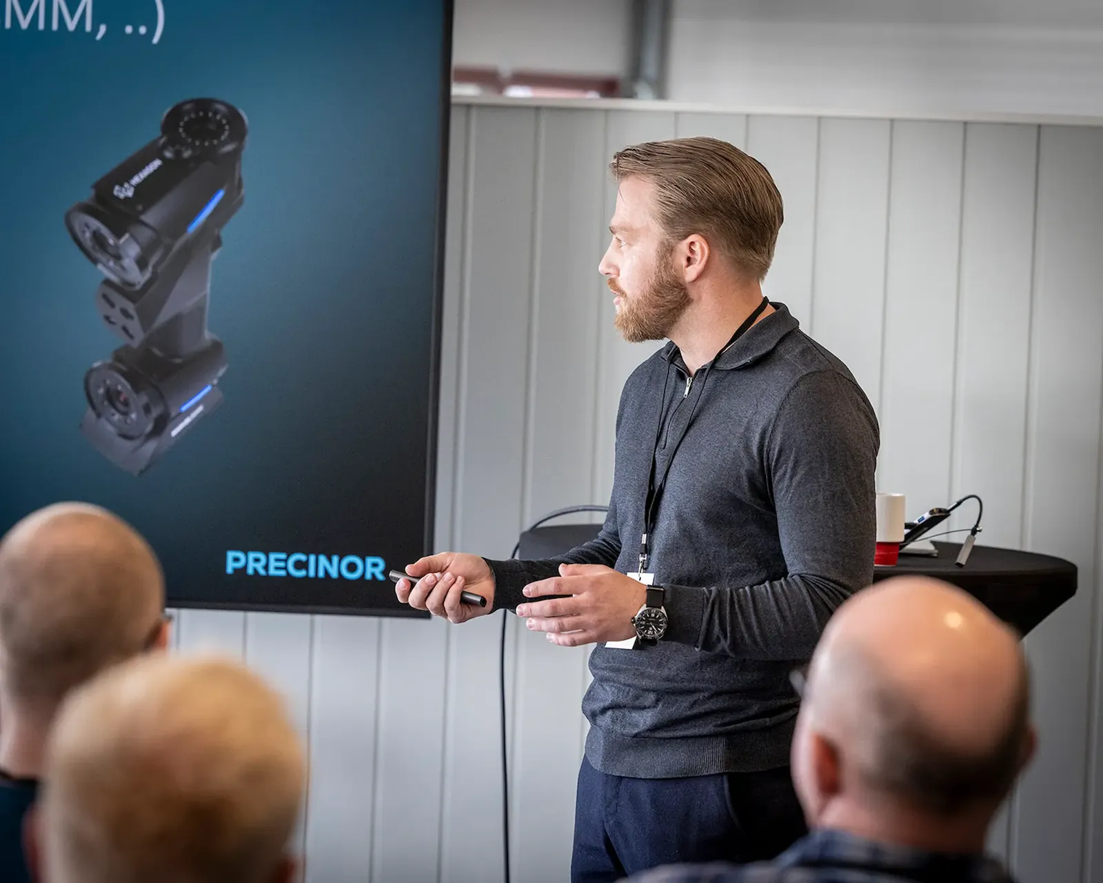 Instruktør fra Precinor presenterer Hexagon-måleutstyr for kursdeltakere