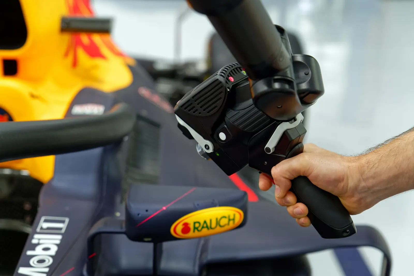 Absolute Arm med laserskanner som måler frontvingen på en Formel 1-bil