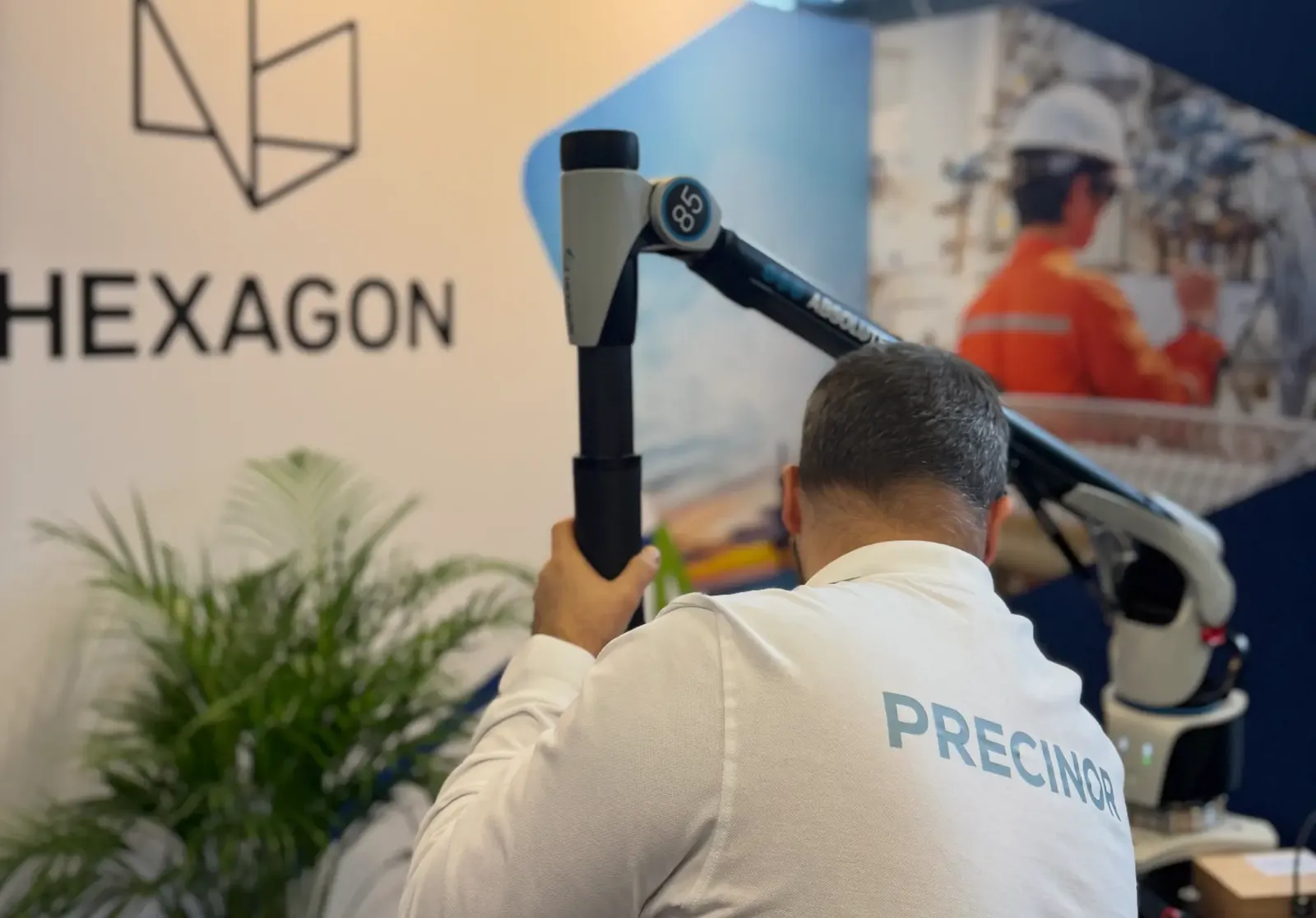 Precinor-medarbeider demonstrerer en Hexagon Absolute Arm på Hexagon-standen under ONS 2025
