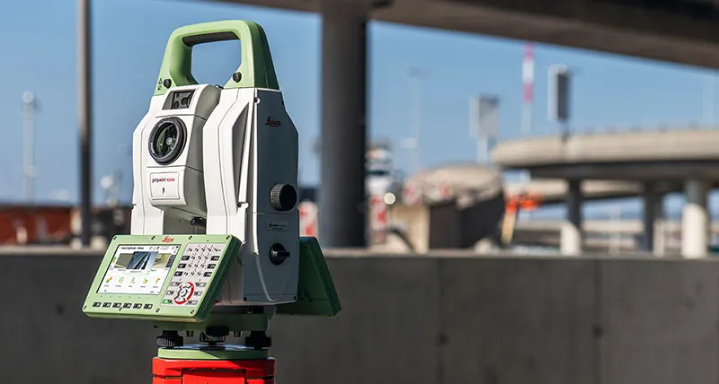 Leica Nova TS60 totalstasjon på stativ foran en motorveibro